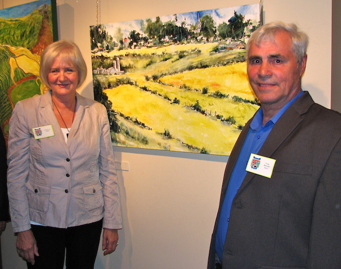 Expo-Terre-Maires-jumelage-artiste-et-maire-de-St-Télesphore-Photo-MRVS